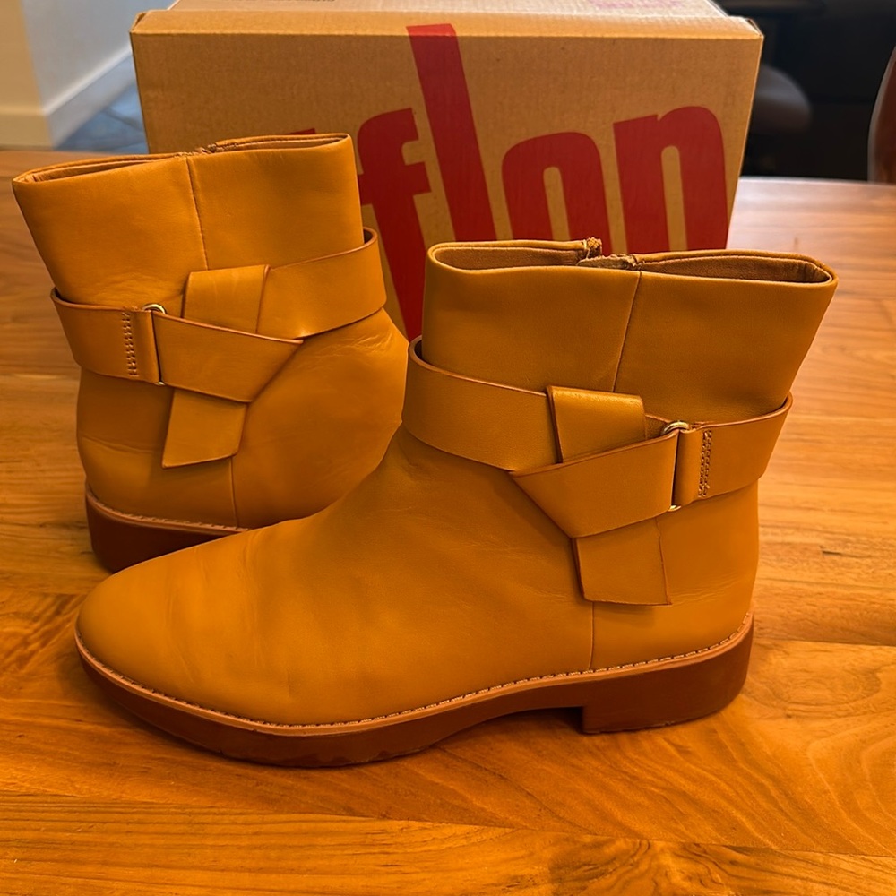 Leather tan fitflop boots